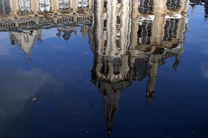 image Reflejo en el canal del edificio que fue la antigua oficina de Correos, Gante, Bélgica