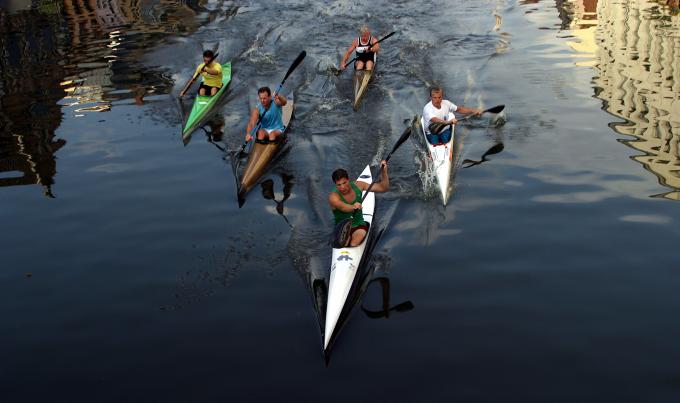 image Practicando piragüismo en los canales de Gante, Bélgica