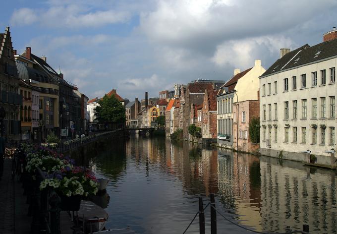 image Vista de un canal de Gante por Oudburg, Bélgica