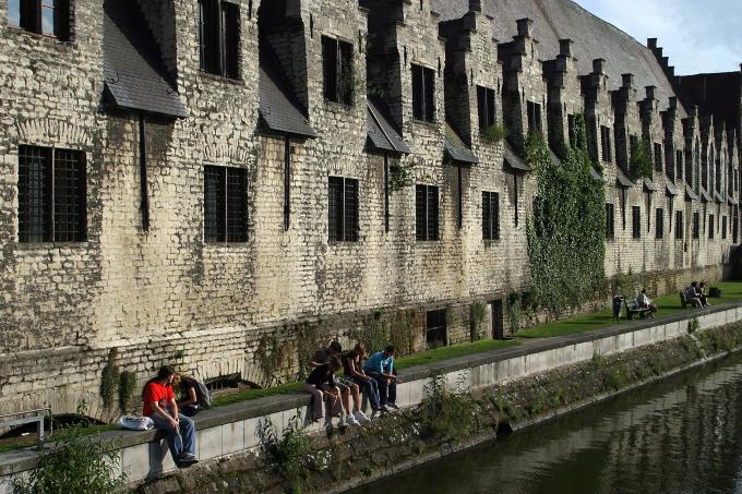 image Jóvenes tomando el sol junto a la Lonja de la Carne, Gante, Bélgica