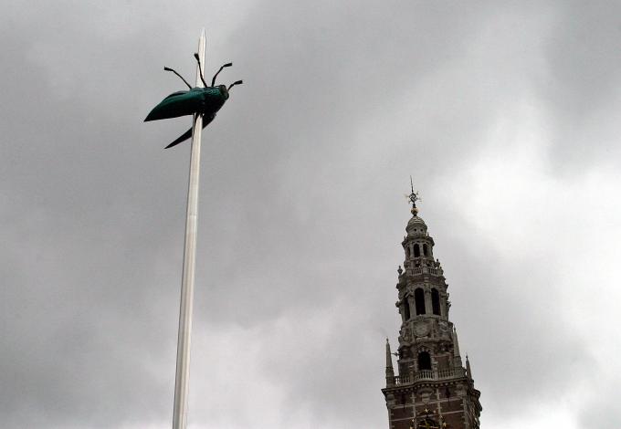 image Torre de la Biblioteca de la Universidad y el monumento "Totem" de Jan Fabre en la plaza Ladeuzeplein, Lovaina, Bélgica