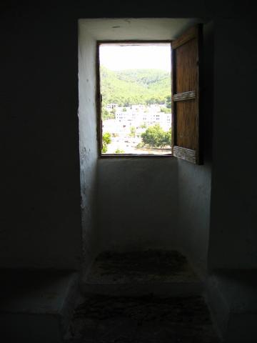 image Ventana en el Puig de Missa, Santa Eulalia, Ibiza, Islas Baleares