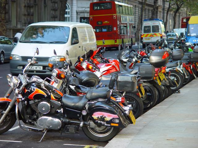 image Motos estacionadas