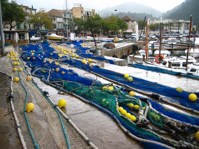 image Redes a secar en el Puerto de Sóller, Mallorca, Islas Baleares