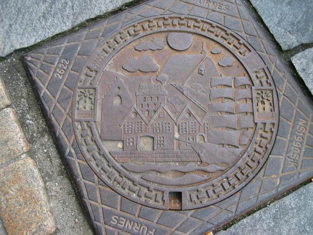 image Tapa de alcantarilla muy descriptiva de Bergen, Noruega