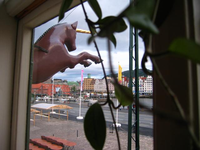 image Desde el restaurante Enhjornningen, a medianoche el 20 de Junio, Noruega