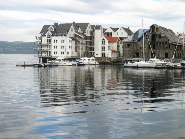 image Contraste de edificios en puerto de Vägen, Bergen, Noruega