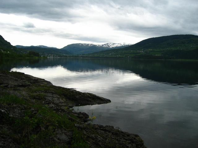 image Lago cercano a la ciudad de Voss, Noruega