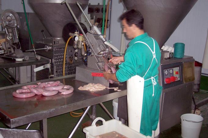 image Embutiendo salchichón