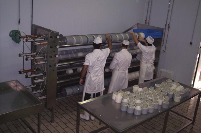 image Colocando moldes en prensa