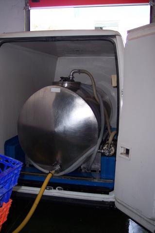 image Transvasando leche fresca