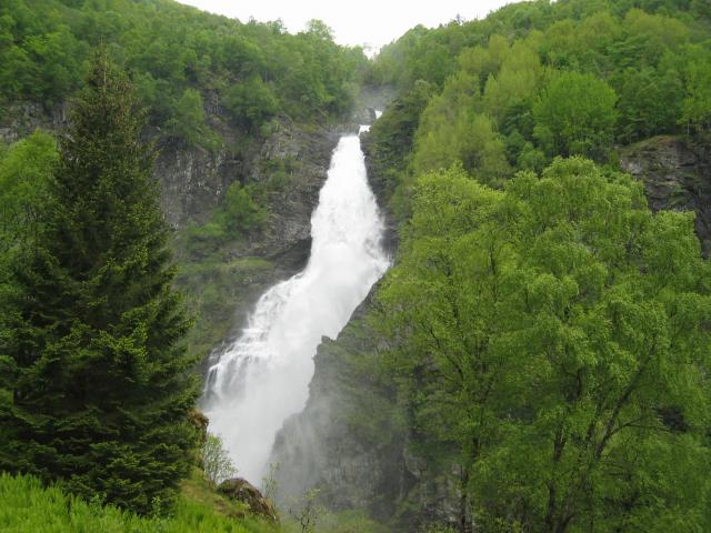 image Gudvangen, cascada desde el restaurante Fjordtell, Noruega