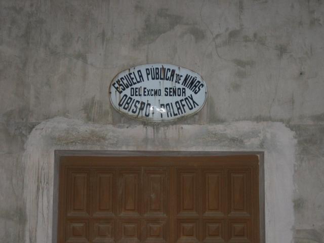 image Letrero de una antigua escuela, Cuenca