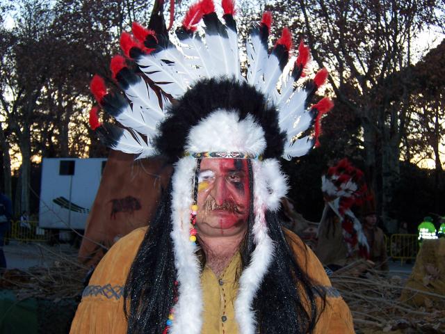 image Hombre disfrazado de indio