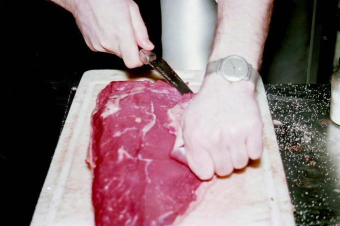 image Limpiando una pieza de ternera