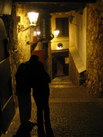 image Pareja paseando por el casco antiguo de Cuenca