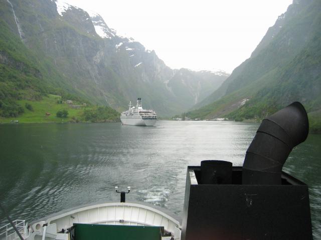 image El Naeroeyfjorden, uno de los fiordos más estrechos, Noruega