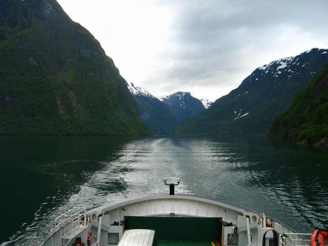 image El Naeroeyfjorden, uno de los fiordos más estrechos, Noruega