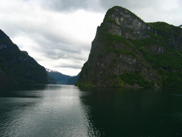 image El Aurrlandsfjorden, en su unión con el Naeroeyfjorden, Noruega