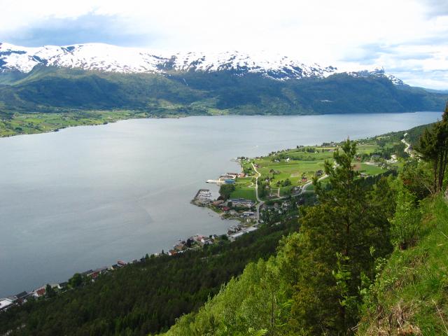 image Utsiken, panorama sobre Sandane y el Gloppenfjorden, Noruega