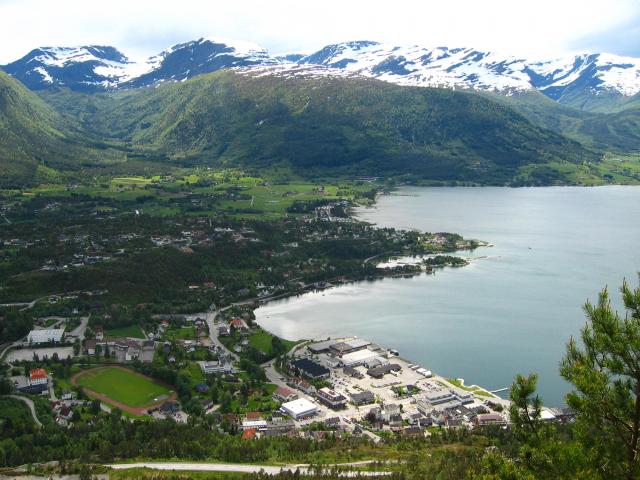 image Utsiken, panorama sobre Sandane y el Gloppenfjorden, Noruega