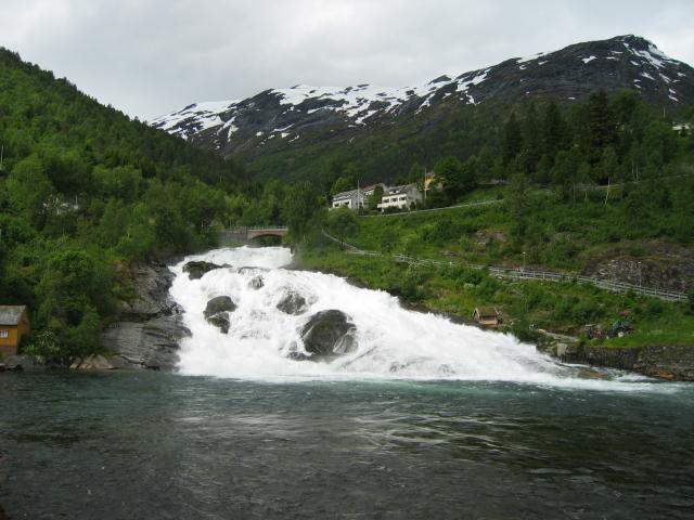 image Cascada de Hellesylt, Noruega