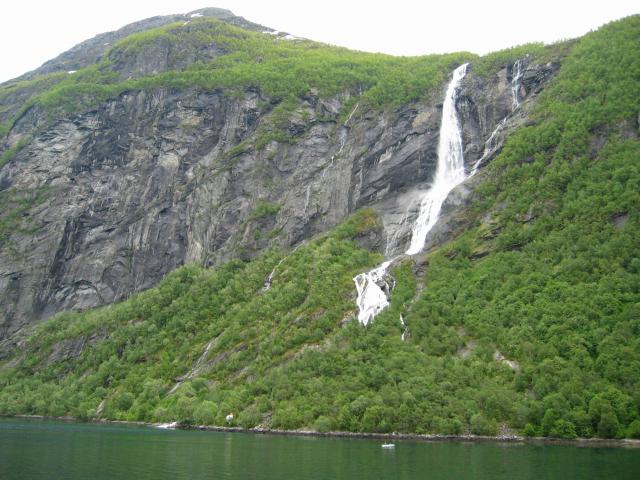 image Cascada sobre el Geirangerfjorden, Noruega