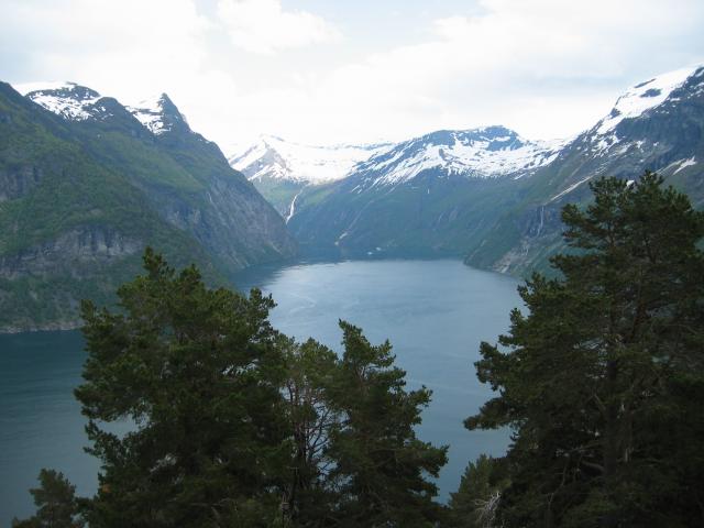 image Vista del Sunnylvsfjorden camino de Hellesylt, Noruega