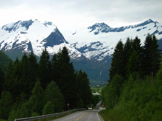 image Carretera hacia Eidsdal, Noruega