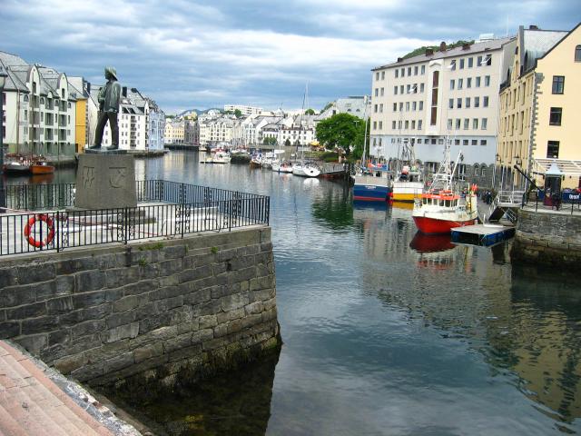 image Puerto y muelles de Aalesund, Noruega