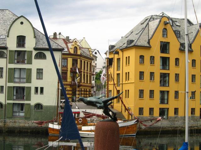 image Puerto y muelles de Aalesund, Noruega