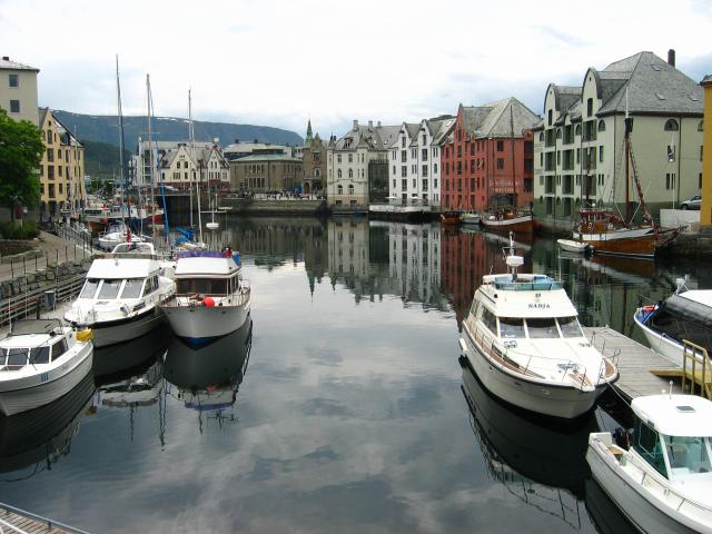 image Puerto y muelles de Aalesund, Noruega