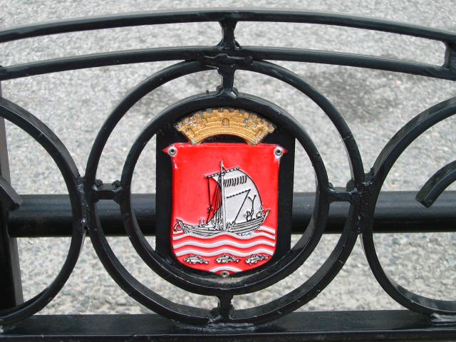 image Escudo de la ciudad de Aalesund, en el respaldo de un banco urbano, Noruega