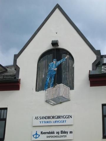 image Aalesund, trampantojo en una antigua factoría bacaladera, Noruega