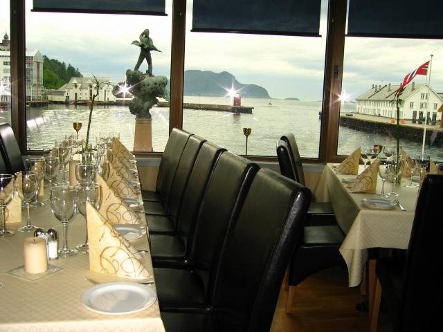 image Restaurante en el puerto de Aalesund, Noruega