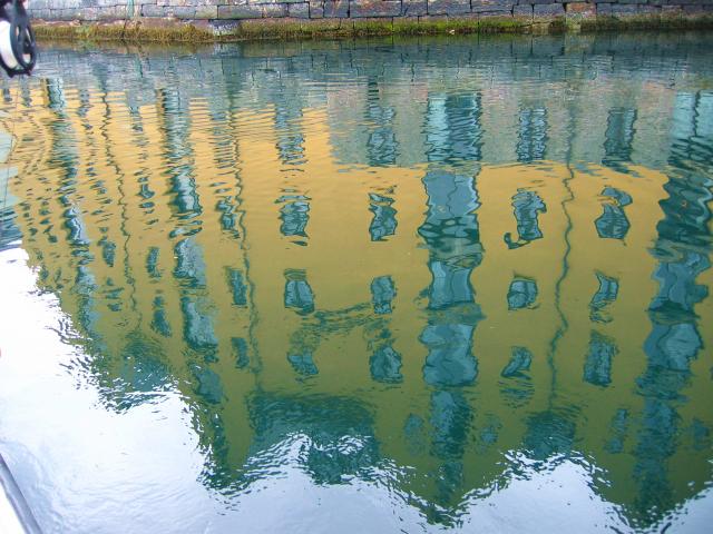 image Reflejos del hotel Bryggen sobre las aguas del puerto de Aalesund, Noruega