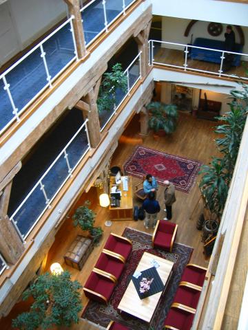 image Patio interior del Hotel Bryggen, de Aalesund, Noruega