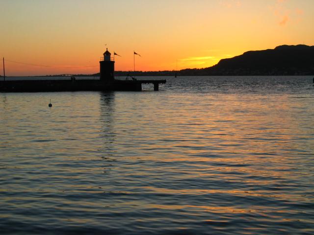 image Puesta de sol, en el solsticio de verano, Aalesund, Noruega