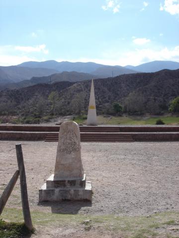 image Mojones que indican el Trópico de Capricornio, Quebrada de Humahuaca, Jujuy, Argentina