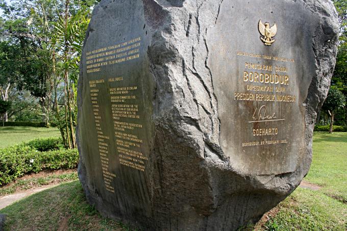 image Escultura conmemorativa, Templo Borobudur de Jogyakarta, Indonesia