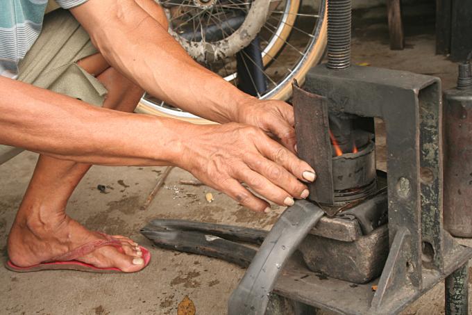 image Arreglando un pinchazo, Jogyakarta, Indonesia