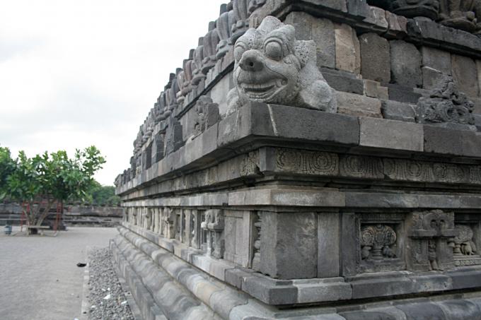 image Detalle de un esquinazo del templo de Wisnu de Prambanan, Jogyakarta, Indonesia