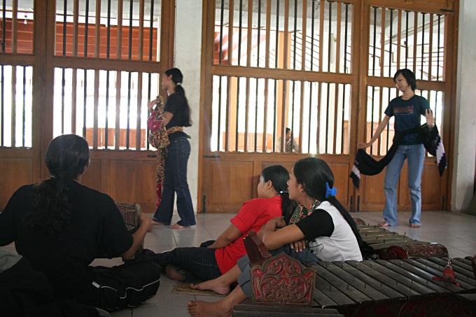 image Ensayando bailes tradicionales en el Instituto de Bellas Artes, Jogyakarta, Indonesia