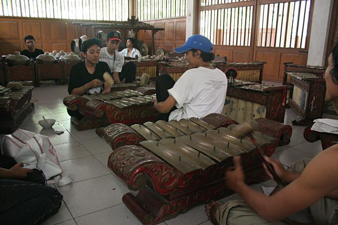image Tocando instrumentos en el Instituto de Bellas Artes, Jogyakarta, Indonesia