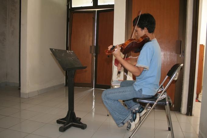 image Ensayando música clásica en el Instituto de Bellas Artes, Jogyakarta, Indonesia