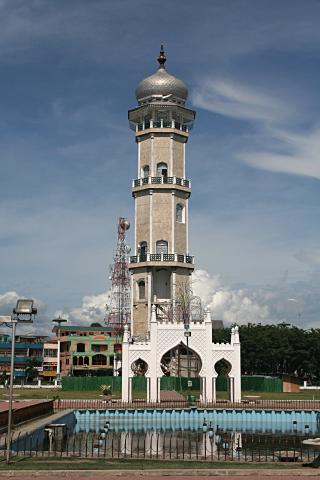 image Minarete de la Mezquita de Banda Aech, Sumatra, Indonesia