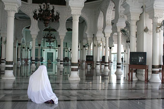 image Sala de oración de la Mezquita Mesjid Ray en Medan, Sumatra, Indonesia