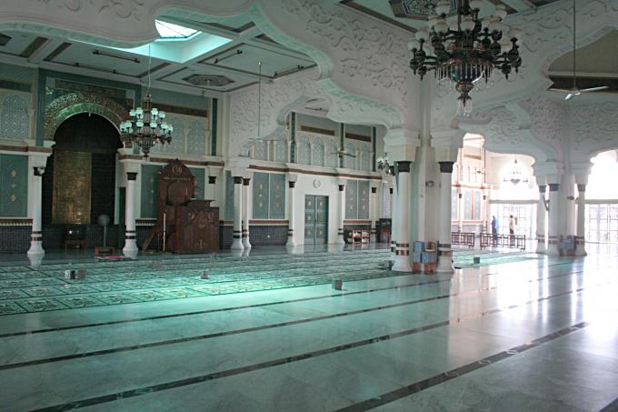 image Sala de oración de la Mezquita Mesjid Ray en Medan, Sumatra, Indonesia