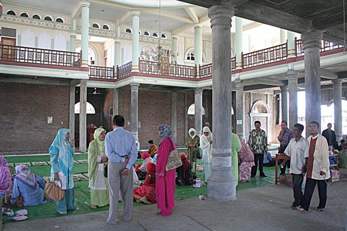 image Reunión en mezquita de la zona cero de Banda Aech, Sumatra, Indonesia