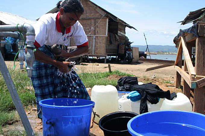 image Lavando ropa en el campamento de pescado de Alunaga, Sumatra, Indonesia